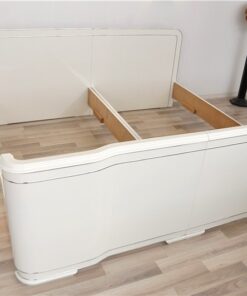 Art Deco bett, hochglanzweiß, Chromlinien