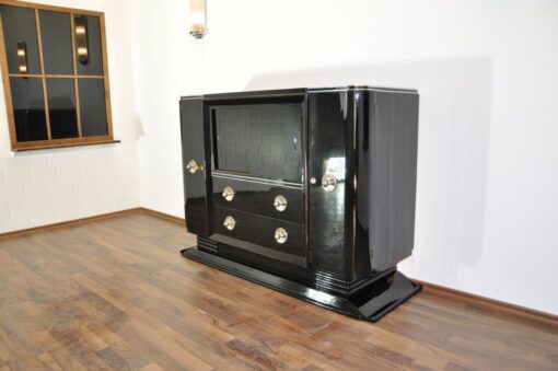 Art Deco Klavierlack Sideboard mit einer tollen Form, große Chromgriffe, 10 Schichten Klavierlack, toller Fuß, Frankreich 1938