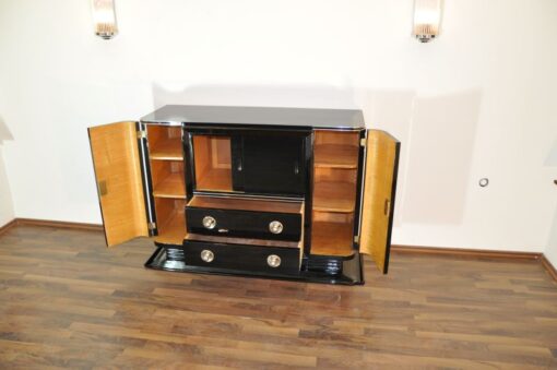 Art Deco Klavierlack Sideboard mit einer tollen Form, große Chromgriffe, 10 Schichten Klavierlack, toller Fuß, Frankreich 1938