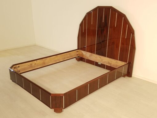 Art Deco Bett, Palisanderholz, breite Vierkantfüße, signiert Majorelle, konisch zulaufend, polygonales Kopfende, abgewinkelte Ecken