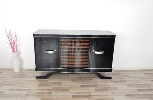 Art Deco Sideboard, gestreiftes Nußbaumfurnier, Klavierlack, wundervoller Fuß, Eyecatcher