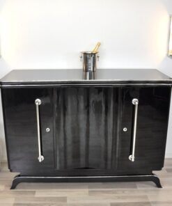 Art Deco Highboard, große Chromgriffe, hochglanzschwarze Lackierung, viel Stauraum, klares Design