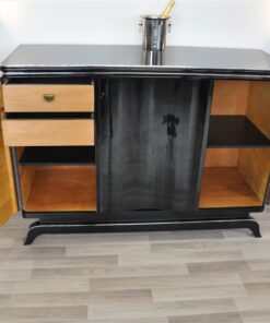 Art Deco Highboard, große Chromgriffe, hochglanzschwarze Lackierung, viel Stauraum, klares Design