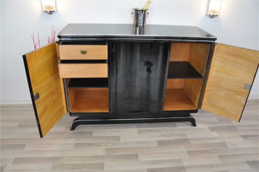 Art Deco Highboard, große Chromgriffe, hochglanzschwarze Lackierung, viel Stauraum, klares Design