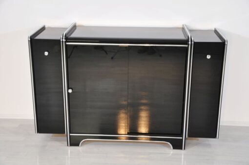 Art Deco Sideboard, hochglanzschwarzer Klavierlack, feine Chromlinien und Chromgriffe, Glas-Schiebetür