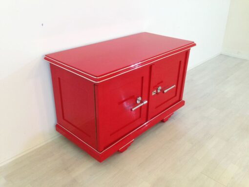 Rote Art Deco Kommode, wundervoller Farbton, große Chromgriffe, mattschwarzes Innenleben, einzigartiges Design