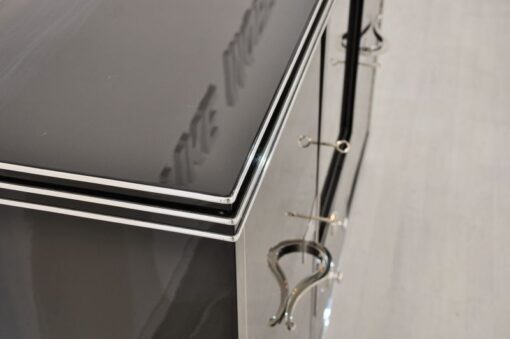 Art Deco Sideboard hochwertiger Klavierlack Hochglanzoberfläche gradliniges Design feine Chromelemente große Vitrinenfach