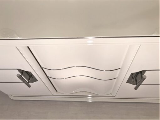 Weißes Art Deco Chrome Liner Sideboard mit schönen Chromgriffen, Art Deco Möbel, Original Art Deco, Hochglanz weiß, Chrombänder