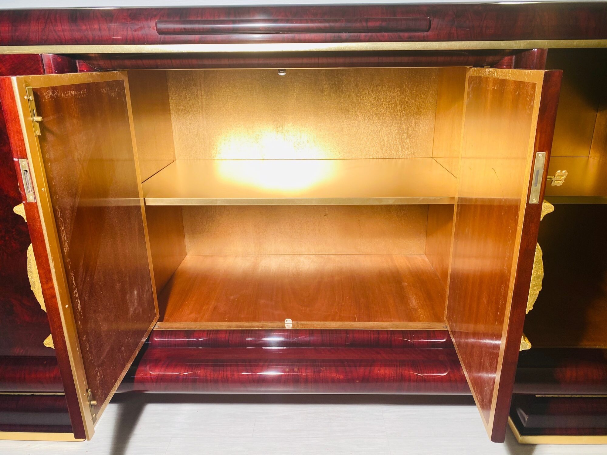 Art Deco Sideboard Kaukasisches Nussbaumholz und Blattgold