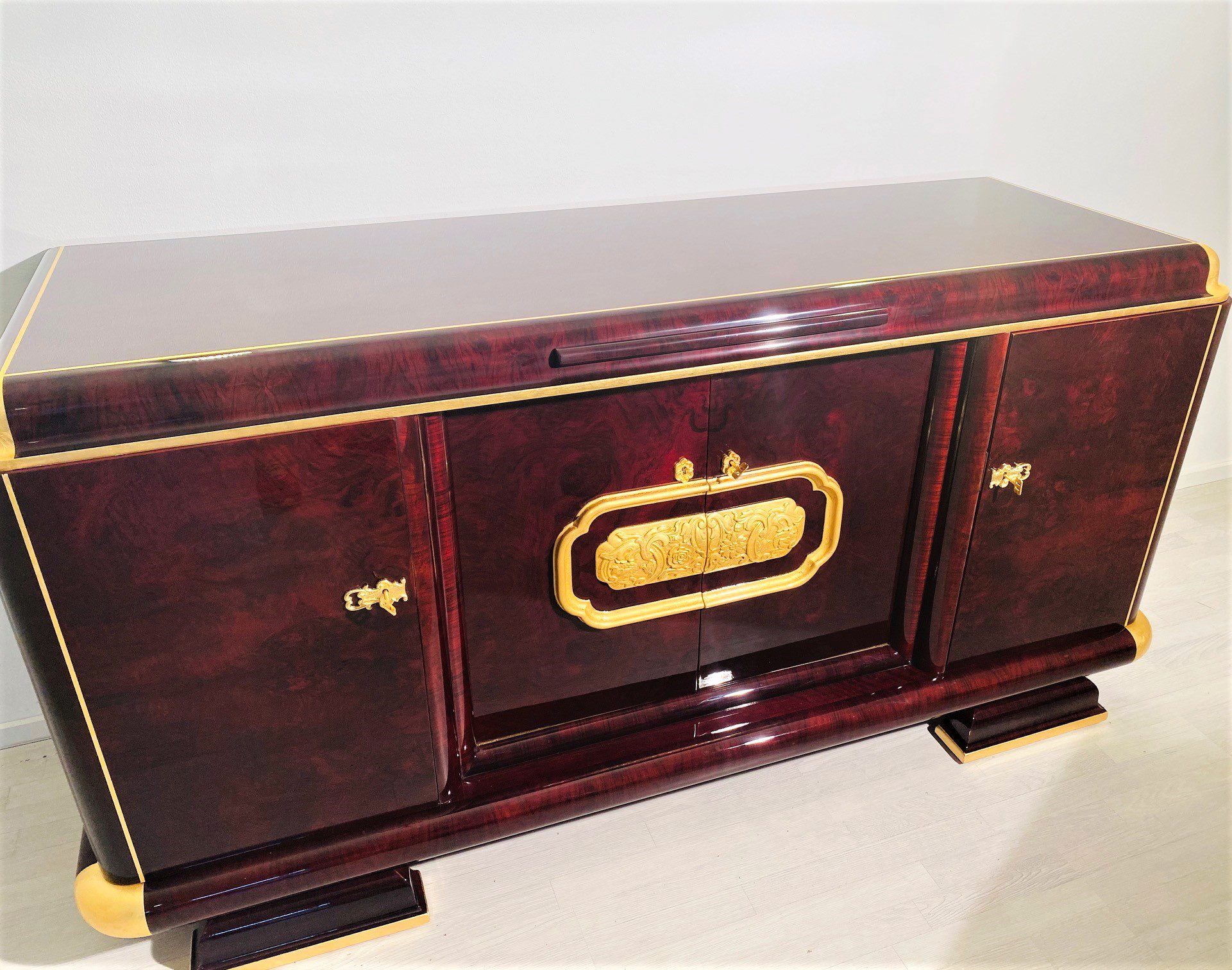 Art Deco Sideboard Kaukasisches Nussbaumholz und Blattgold