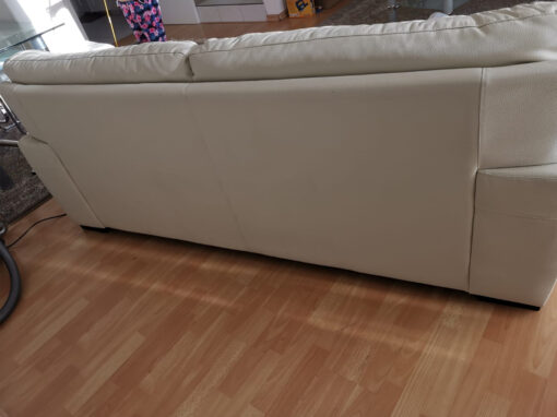 Everyday life is stressful enough. It is all the more important to finally put your feet up in the living room in the evening. This high-quality sofa brings luxury and relaxation right into your living room.