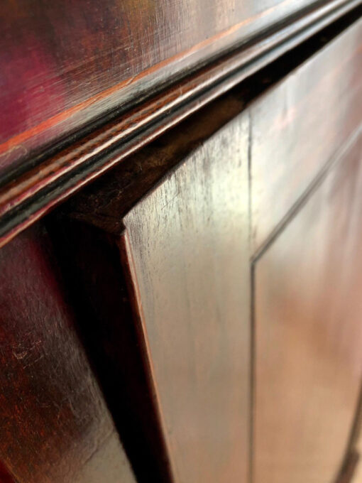 This extraordinary, certified piece of furniture is from the end of the 18th century. It impresses with its real wood veneer made of mahogany and its fillet inlays.