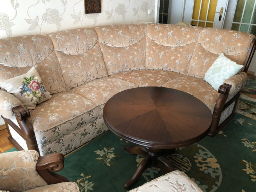 Do you prefer classic/antique furniture? Then take a look at this large corner sofa. It enchants with its beautiful floral pattern. The sofa comes with a matching armchair and footstool.