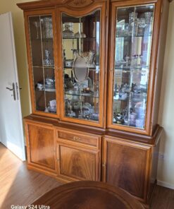 Vitrine Kirschbaum-Furnier mit Spiegelrückwand