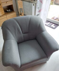 Grauer Sessel