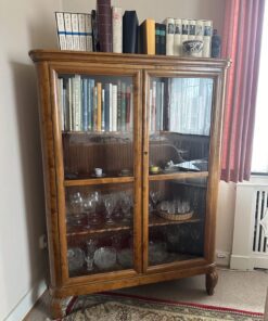 Vitrinenschrank aus Nussbaum