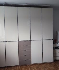 Moderner beigefarbener Kleiderschrank