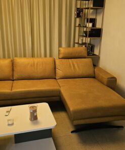 Bodenfreie Sofaecke aus echtem leder.
